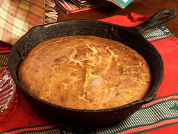 深く、肉厚のスキレット（フライパン状の鍋）で焼いた伝統的なコーンブレッド